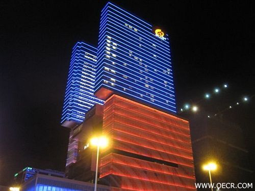赌王何鸿燊为迎战美资、港资赌场，不顾85岁高龄，在他的葡京赌场对面新开了新葡京赌场。新葡京今年二月 ...